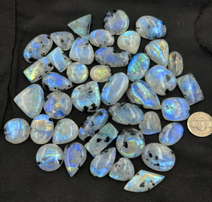 พลอยมูนสโตนสายรุ้งสีขาวธรรมชาติแบบ100% อัญมณีหลวมแบบหลายสีกะพริบสำหรับเป็นเครื่องประดับและเป็นของขวัญ - Product Image 1