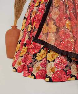 Complétez votre look ethnique avec notre lehenga choli brodé Choisissez parmi une large gamme de motifs lehenga choli, y compris les filets - Product Image 4