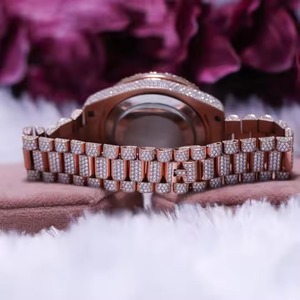 Reloj con esfera de fecha y día de cristal analógico de calidad superior, diamantes de moissanita de oro rosa totalmente helado, banda de acero inoxidable elegante de 20mm de ancho - Product Image 4