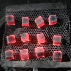 Idéal pour la fabrication de briquettes, ces cubes, issus de charbon de bois de coque de noix de coco indonésienne, se prêtent bien à diverses productions. - Product Image 1