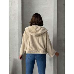 Manteaux en fausse fourrure pour femmes, collection élégante de vêtements d'extérieur en gros - Product Image 1