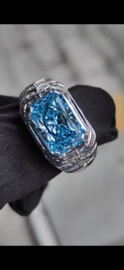 Anillo de Oro Blanco de 18 Quilates con Diamante Cultivado en Laboratorio de Corte Radiante, Color Azul Intenso, 5 Quilates, Pureza VVS2 y Corte Excelente, Certificado IGI - Product Image 2