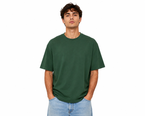 เสื้อยืดแนวสตรีทได้รับการออกแบบด้วยผ้าฝ้ายหนักขนาด220แกรมที่ผลิตได้เต็มที่ในอิตาลีที่ให้ความพอดีกับกางเกงโดยมุ่งเป้าไปที่เทรนด์ของผู้ชายสีเขียวเข้ม - Product Image 1