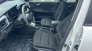 Kia Rio S Sedán 2023, Transmisión Automática, Gasolina, con Techo Panorámico y Asientos de Cuero - Product Image 5