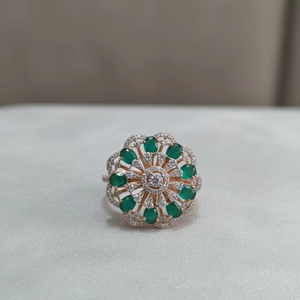 Bague en argent 925 moderne à la vente, avec diamant moissanite et pierre verte - Product Image 2