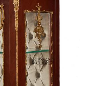 Vitrine d'exposition classique de luxe avec des détails dorés ornés - Product Image 6