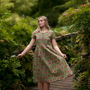 Robe bohème Beeblossom en pur coton, imprimée à la main, motif floral vert et rose, mode éthique - Product Image 1