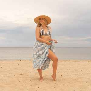 Sarong en coton imprimé à la main avec des motifs floraux bleus, léger, foulard d'été, enveloppe de plage, cadeau pour femmes et hommes - Product Image 3