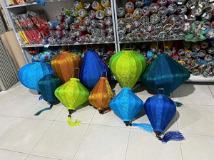 Linternas Hoi An Bamboo Silk con estructura plegable - Product Image 3