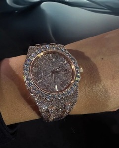 นาฬิกาฮิปฮอปหรูหราทำด้วยมือปรับแต่งโลโก้ได้ตามต้องการระบบอัตโนมัติสำหรับเพชรน้ำแข็ง VVS D COLOUR Moissanite ทันสมัย - Product Image 5