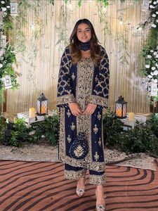 Conjunto de diseñador con hermoso bordado de lentejuelas y zari, top con encaje elegante, pantalones palazzo y dupatta, completamente cosido y listo para usar. - Product Image 1