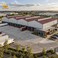 Bâtiment en structure métallique préfabriquée pour entrepôt logistique avec quais de chargement multi-baies et espace de distribution à grande portée