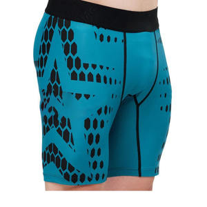 กางเกงขาสั้นรัดรูปสำหรับผู้ชายมีลายพิมพ์เรขาคณิตสีดำและสีน้ำเงิน - Product Image 2