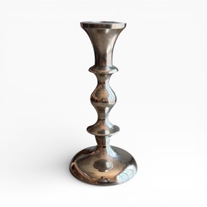 Porte-bougie élégant et haut en argent avec une forme traditionnelle et une base lourde pour un intérieur luxueux et une décoration remarquable - Product Image 2