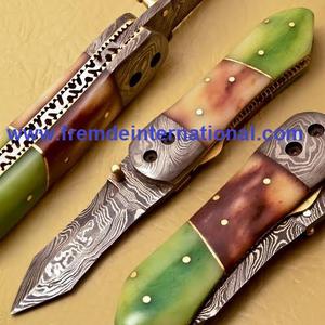 Cuchillo plegable de acero de Damasco y refuerzo grabado en latón Cuchillo plegable de bolsillo hecho a mano - Product Image 1