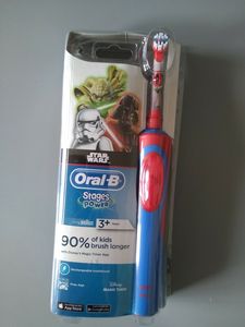 Brossette à dents électrique Oral-B Vitality 100 Cross Action avec écran LED intelligent rechargeable pour adultes et familles, couleur fraise - Product Image 2