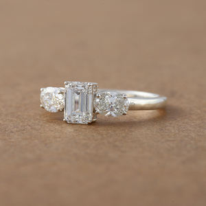 Anillo personalizado de oro sólido de 14 quilates para regalo de aniversario, corte esmeralda, Diamante cultivado en laboratorio, tres piedras, lado de compromiso, corte ovalado, Diamante a la moda - Product Image 1