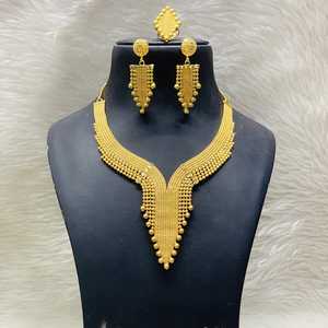 ชุดสร้อยคอชุบทองลายดอกไม้กล่องเครื่องประดับทองเหลืองสไตล์คลาสสิกดีไซน์ใหม่พิเศษทางออนไลน์ - Product Image 1