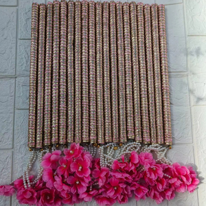 Paire de bâtons Dandiya Garba vibrants avec glands de fleurs pour la célébration de mariage Navratri bâton de danse traditionnelle Mehndi Henna - Product Image 1