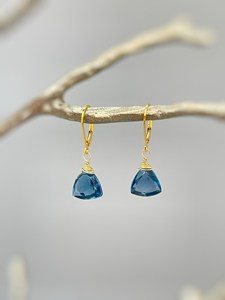 Boucles d'oreilles pendantes en argent sterling 925 avec topaze bleue, forme poire, triple goutte facettée, bijoux élégants faits à la main - Product Image 2