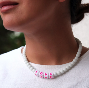 Collar con cuentas personalizado, collar de verano con nombre personalizado, bandana con cuentas de acrílico blanco - Product Image 1