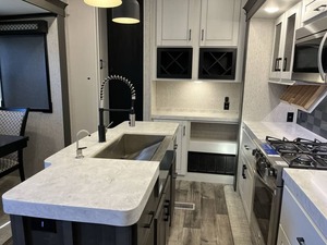 NEATLY USED 2023 Cross roads RED WOODs RW 4200FL Fifth Wheel prêt à la vente - Product Image 4
