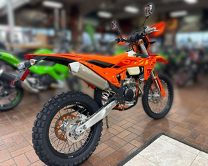 OFERTA AL POR MAYOR: Motocicleta KTM 500 EXC-F SIX DAYS ENDURO 2025 de 6 Velocidades, 100% Auténtica - Product Image 2