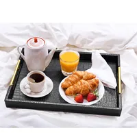 Plateau de service rectangulaire moderne en similicuir noir avec poignées en métal doré, design laqué à un seul niveau pour mariage, Diwali, décoration intérieure