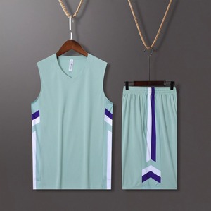 8. Uniforme de baloncesto de equipo para hombre, jersey de diseño personalizado con pantalones cortos a juego, tela transpirable de secado rápido para un atletismo cómodo - Product Image 1