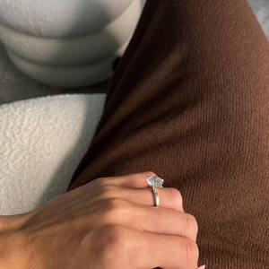 Bague de fiançailles solitaire en diamant de laboratoire rond de 4,00 carats, certifiée IGI, F VVS1 VVS2, or blanc 18 carats, bague de promesse - Product Image 3