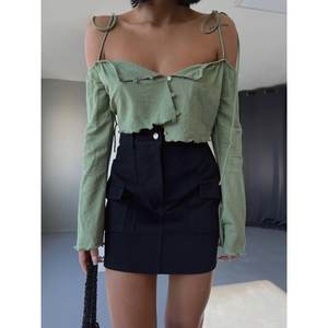 Jupe courte en gabardine noire pour femme avec détail de poche élégant - Product Image 3