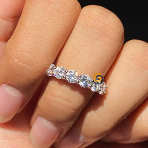 Lujosa Plata de Ley 925 corte redondo Moissanite oculto Halo U Prong Full Eternity apilable boda banda para Unisex - Product Image 5