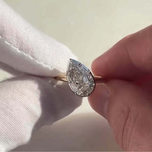 Anillo de Compromiso para Mujer con Diamante de Laboratorio en Forma de Pera de 3.00ct, Certificado IGI, Engaste de Bisel en Dos Tonos, Color DEF - Product Image 2
