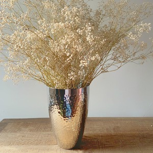 Regalos festivos | Florero de aluminio decorativo Art Deco | Jarrón de mesa con acabado plateado y diseño de gota hecho a mano - Product Image 1