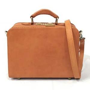 Bolso de Hombro Mini Trunk de Cuero Marrón Estilo Vintage Hecho a Mano con Detalles Dorados, Lujo Empresarial, Simple, Moderno y Ecológico de Indonesia - Product Image 1