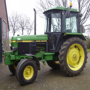 Tracteur John Deere 2450 de qualité supérieure avec livraison rapide conçu pour une durabilité et des résultats agricoles optimaux - Product Image 1