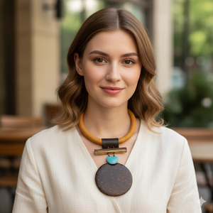 สร้อยคอจี้ไม้แผ่นใหญ่ทำมือ - สไตล์โบฮีเมียน ทำจากไม้ปาล์ม ประดับด้วยหินเทอร์ควอยซ์บนเชือกสีมัสตาร์ด - Product Image 2