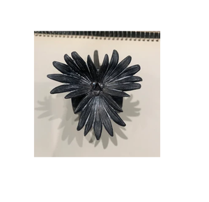 Anneaux de serviette en fer personnalisés Anneau de conception de fleur parfaite Anneau de serviette en métal fait main avec logo personnalisé et conception Meilleur prix - Product Image 1