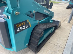 Chargeuse compacte sur pneus SWTL4528 avec garantie de 5 ans et 5000 heures, moteur Kubota, godet 4-en-1 de 2000 mm et godet à boue de 2000 mm - Product Image 4