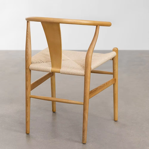 Chaise de salle à manger en bois de teck élégamment sculpté avec coussin en peluche - Product Image 2