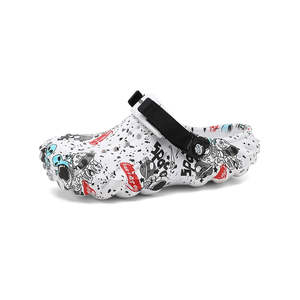 Sandali Estivi Traforati con Stampa Graffiti, Scarpe Jelly Open Toe Traspiranti e Leggere, Ammortizzate, con Chiusura Slip-On e Tomaia in PVC con Strass - Product Image 1