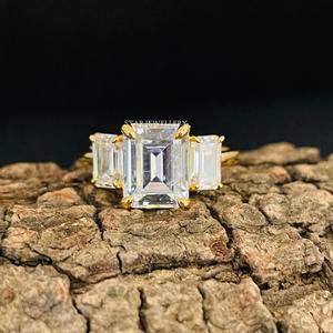 Bague de fiançailles solitaire en or massif 14 carats CVD IGI certifié émeraude à trois pierres. - Product Image 3