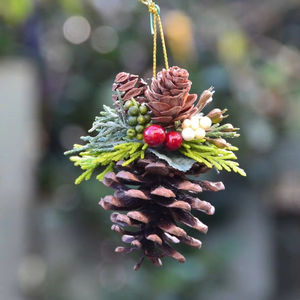 Cono de pino natural al por mayor decoración navideña adorno colgante torre de pino Bola de cono de pino hecho a mano material de flores secas - Product Image 1