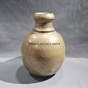 Vase en métal artisanal au design élégant dans un abat-jour brun terreux avec forme ronde classique pour un style d'intérieur sophistiqué - Product Image 2