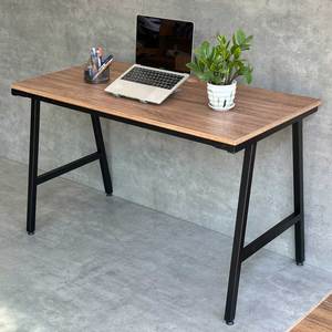 Escritorio Minimalista de Madera Contrachapada SPD68203 de 120x60cm con Patas de Hierro en Forma de A para Dormitorio, Hotel u Oficina - Product Image 4