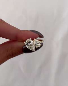 แหวนหมั้นเพชร4กะรัตประดับเพชรลูกแพร์สีเหลืองทองขนาด14K สำหรับห้องปฏิบัติการ - Product Image 4