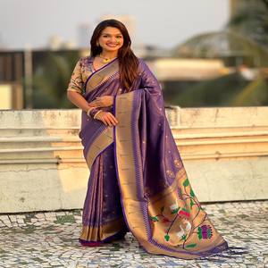 Sari Paithani de tejido suave VASTRA COTTAGE con bordado Zari dorado, borde Muniya, pallu de loto Meenakari y blusa de brocado - Product Image 3