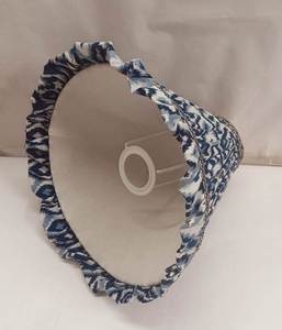 Abat-jour en tissu de lin mélangé imprimé en blocs Ikat bleu et blanc moderne de haute qualité, anneaux E27, design luxueux fait à la main pour une utilisation hôtelière - Product Image 2