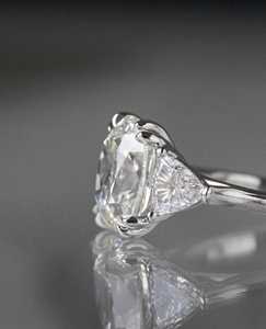 Bague Trilogie Moissanite 6.75 Ct Coupe Coussin avec Accents Triangle Double Quatre Griffes et Bande Solitaire 2.2 Millimètre pour Femme - Product Image 3