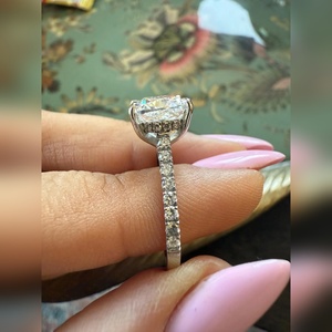 Bague de fiançailles en or massif 18 carats avec diamant de laboratoire taille coussin 3 carats, certifiée IGI, clarté VVS1/VVS2, bijou de luxe pour demande en mariage - Product Image 2